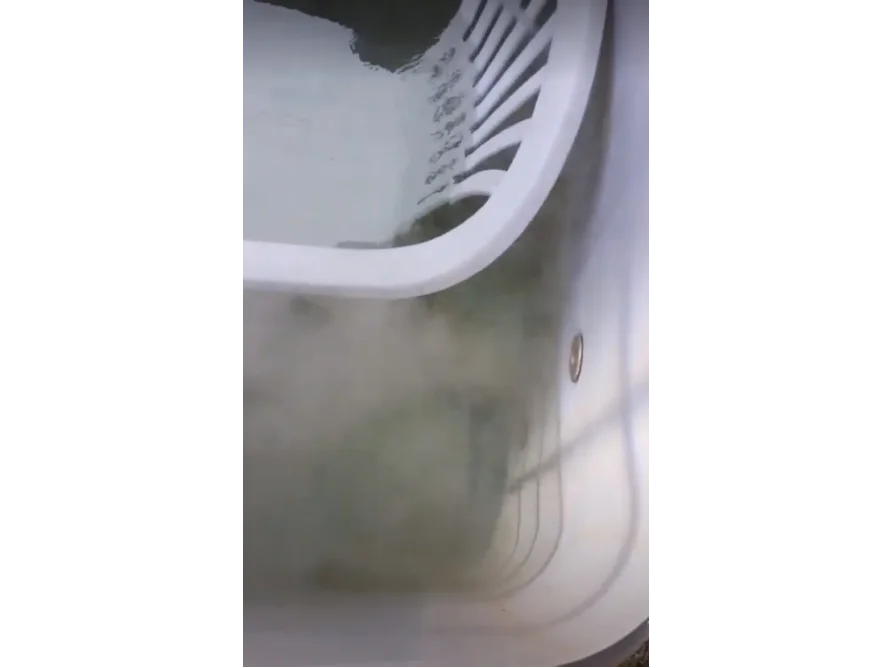 Wäschekorb in einer Badewanne