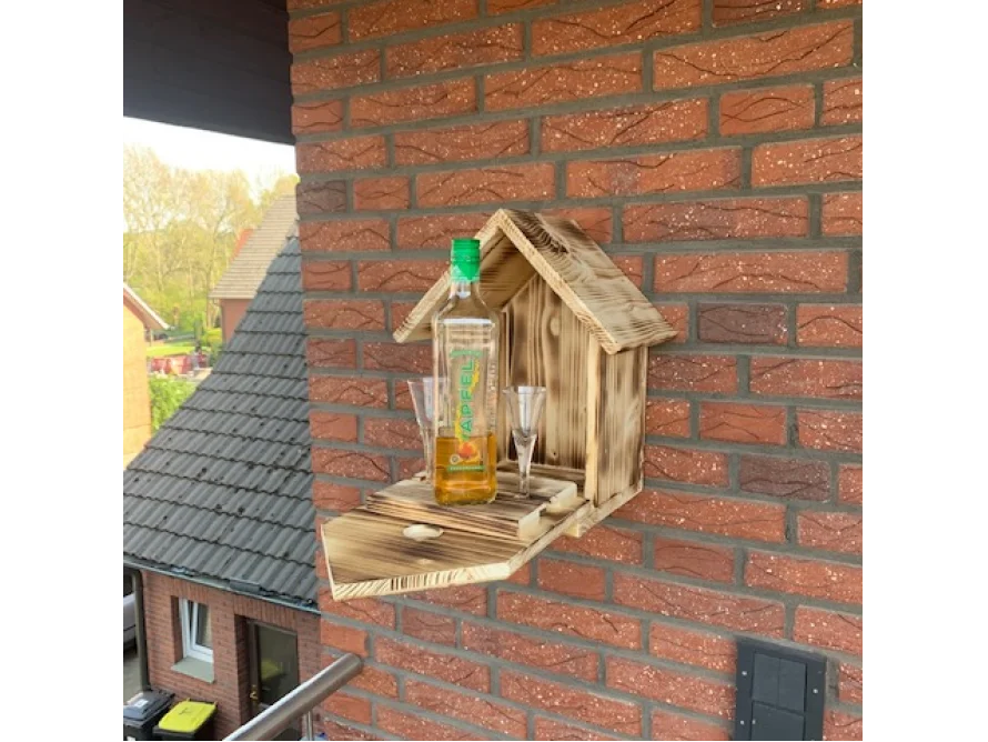 Ein aus Holz gefertigter Getränkeschrank für die Wand.