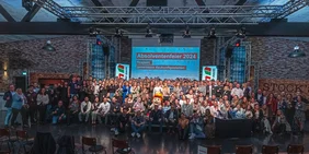 Gruppenfoto der toom Absolventinnen und Absolventen mit Ausbildern und Geschäftsführung