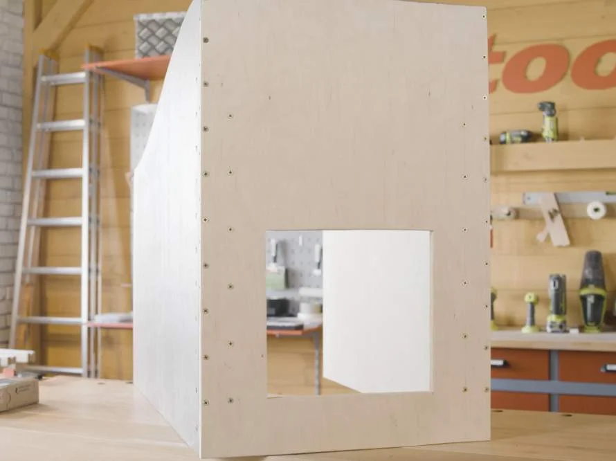 Ein Holzkasten mit einem Fenster