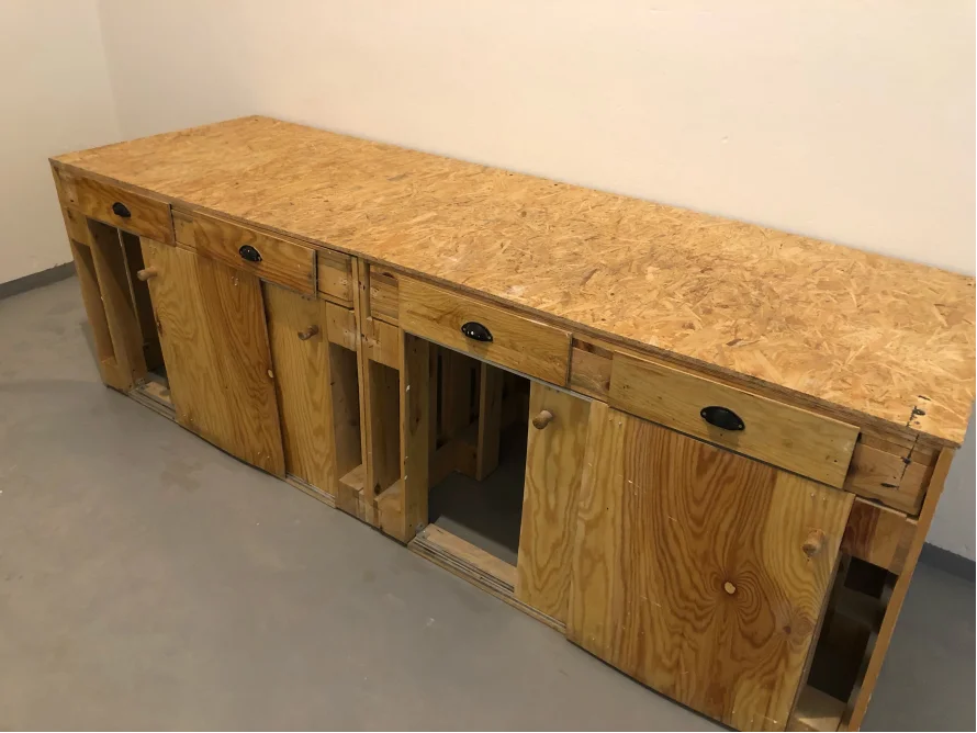 Holzschrank mit Schubladen und Schranktüren ohne Inhalt