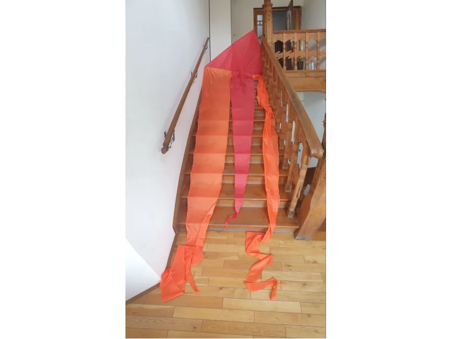 Ein roter Drachen auf einer Holztreppe