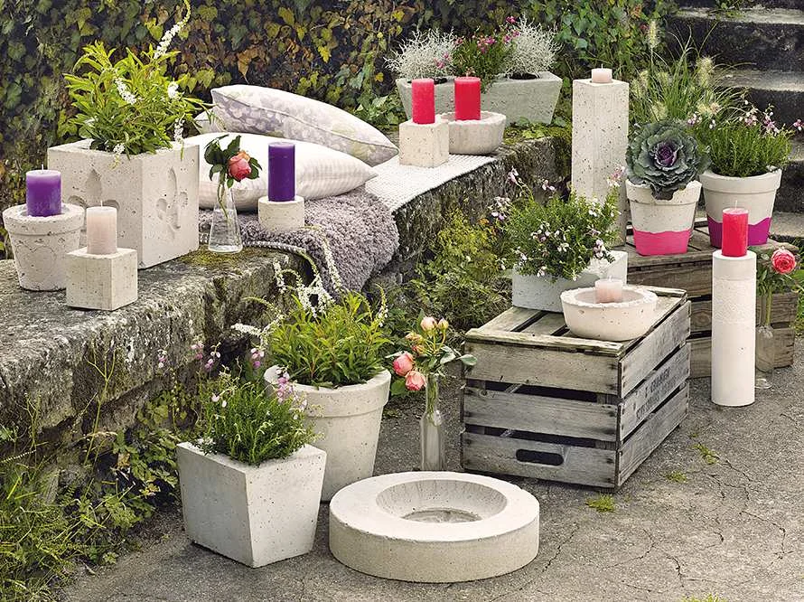 Gartenecke mit Betonübertöpfen und -deko