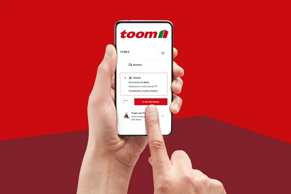 Person benutzt Smartphone