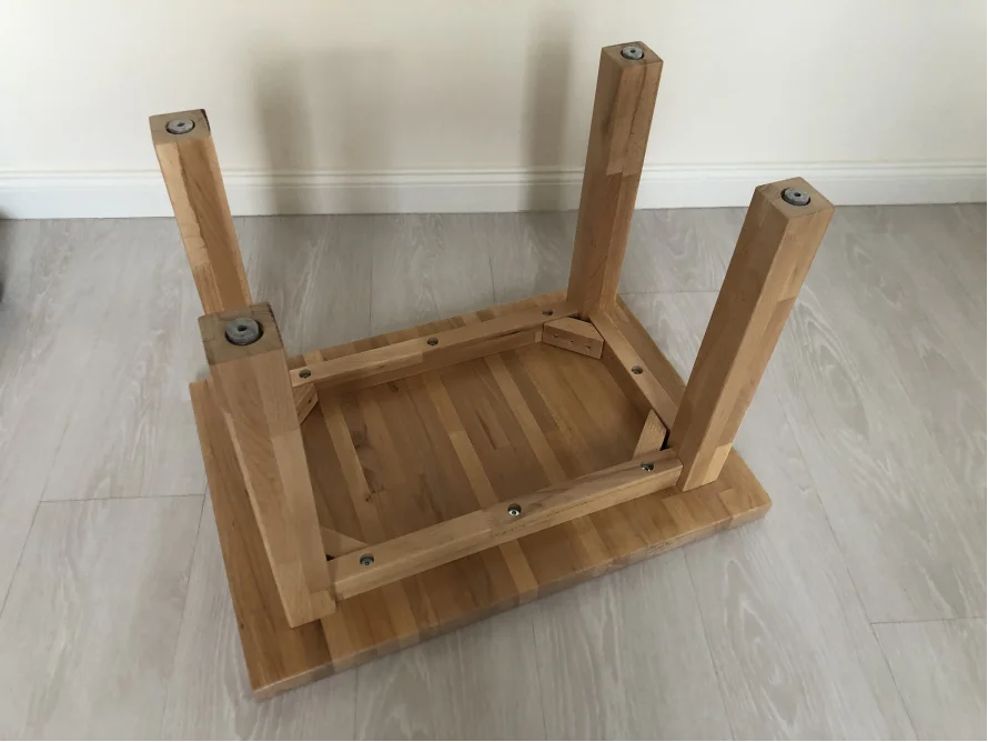 Umgedrehter Holztisch ohne Tischplatte