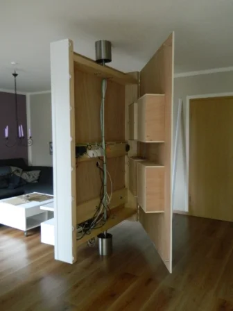 Drehbares Wandregal aus Holz mit offener Rückseite