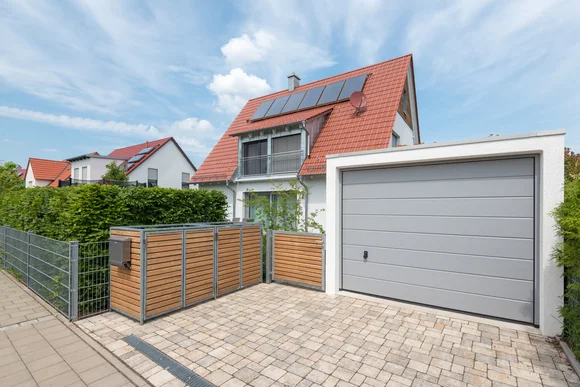 Modernes Haus mit Garage