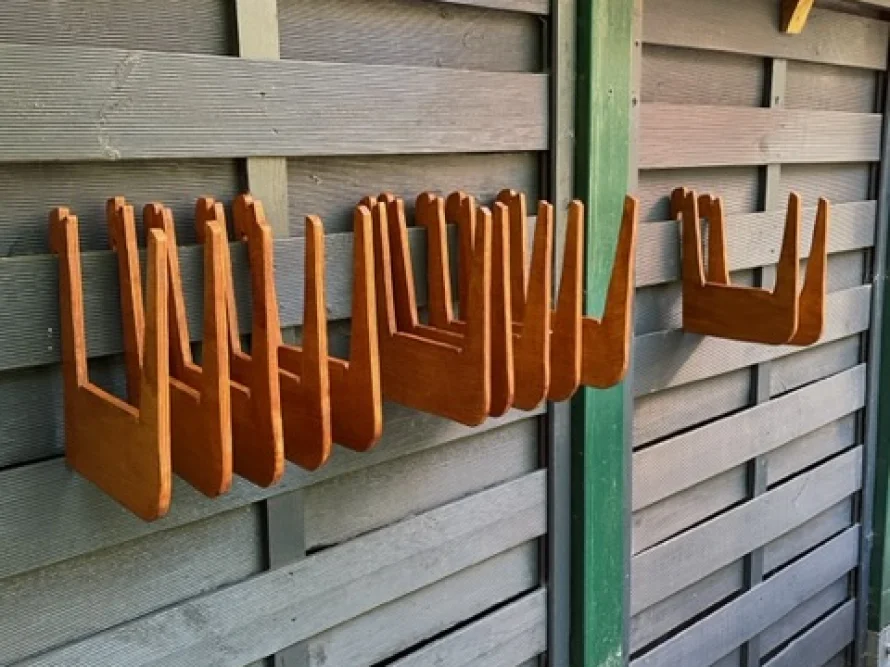 Holzelemente an Zaun lehnend