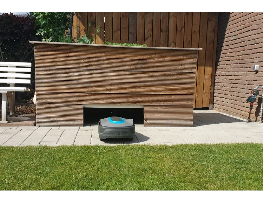Mähroboter in Hütte