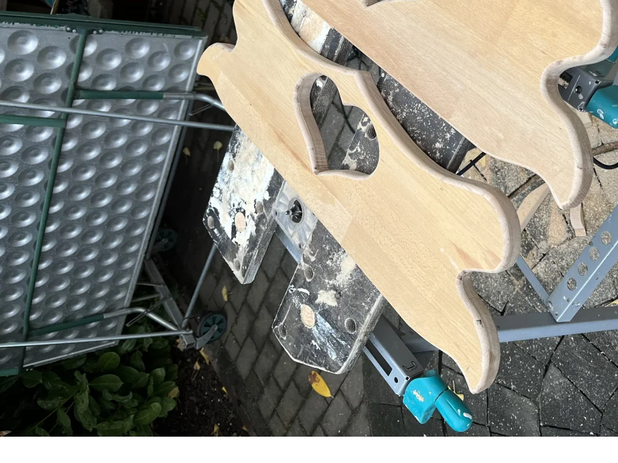 Zwei Holzbretter mit Herzform