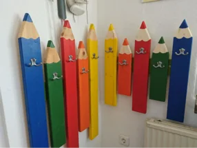 Bunte Garderobe mit bunten Stiften