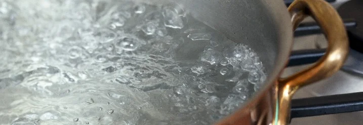 Kochtopf mit kochendem Wasser auf Herd