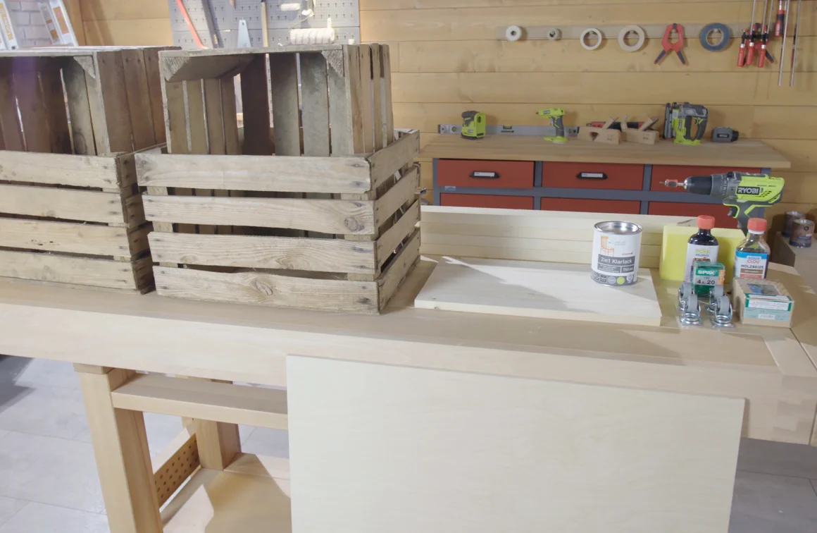 Werkbank mit Holzkisten und Werkzeug
