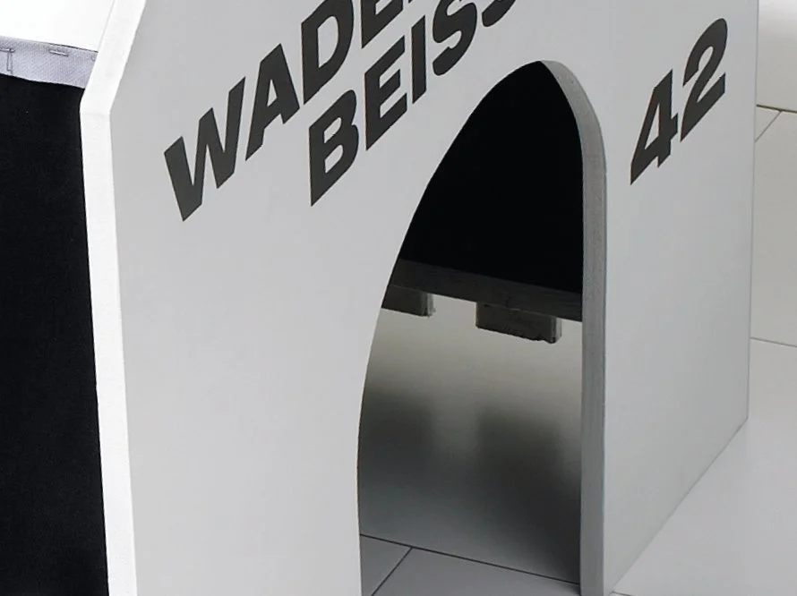 Hundehuette Wadenbeisser Eingang