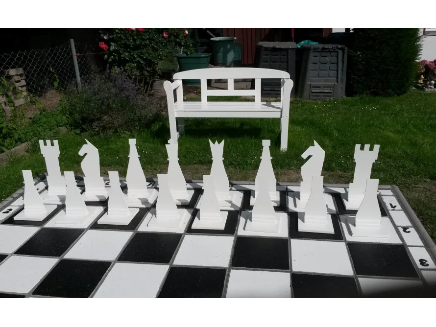 Großes Schachspiel im Garten
