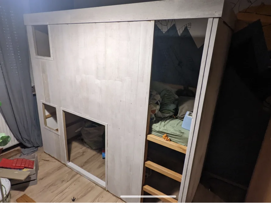 Hochbett aus Holz mit Leiter