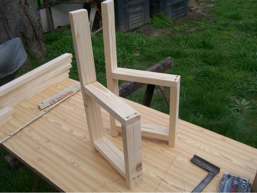 Holzrahmen eines kleinen Stuhls