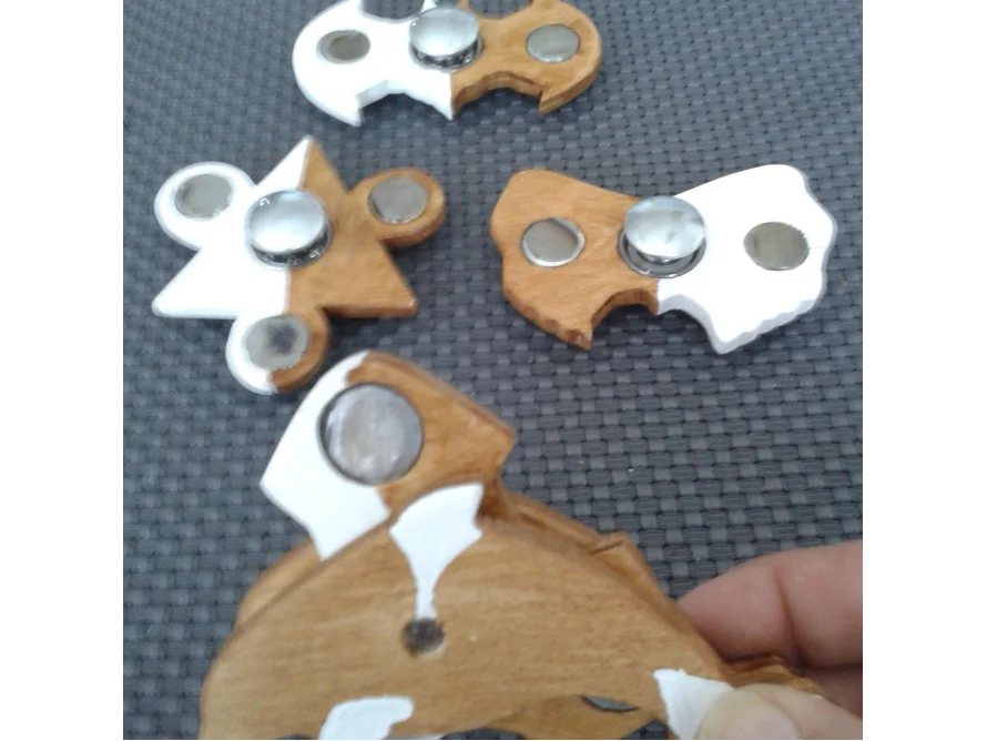 Hand hält selbstgemachten hölzernen Fidget Spinner