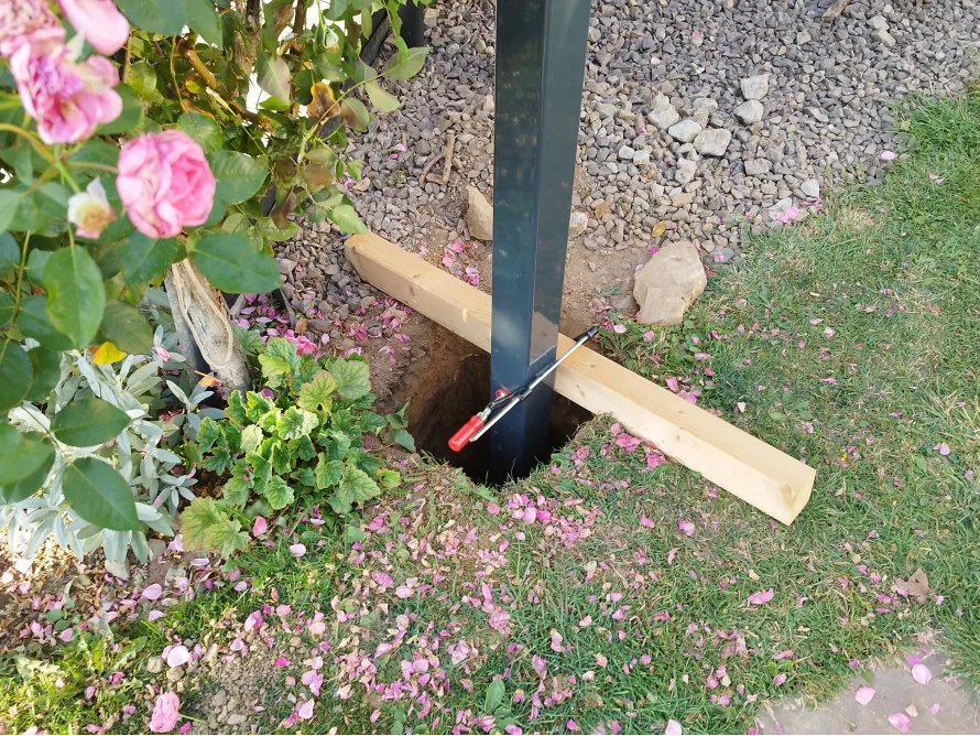 Pfosten mit Zwinge am Holzbalken