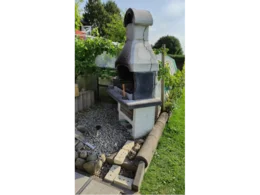 Ein gemauerter Gartengrill mit Kamin.