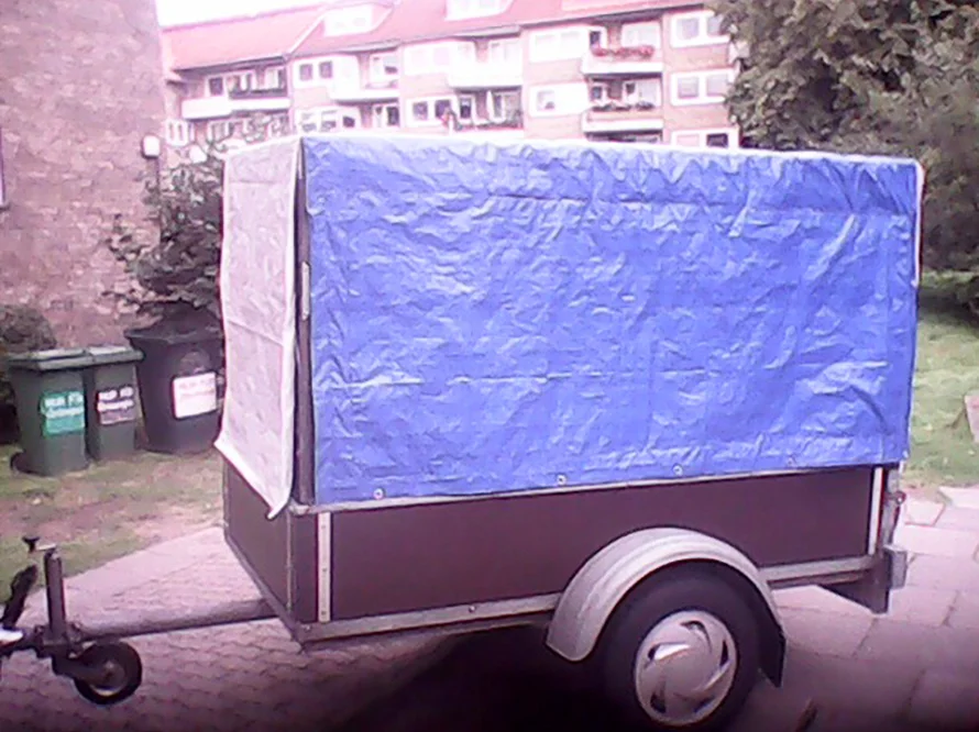 Kleiner Anhänger mit blauer Plane