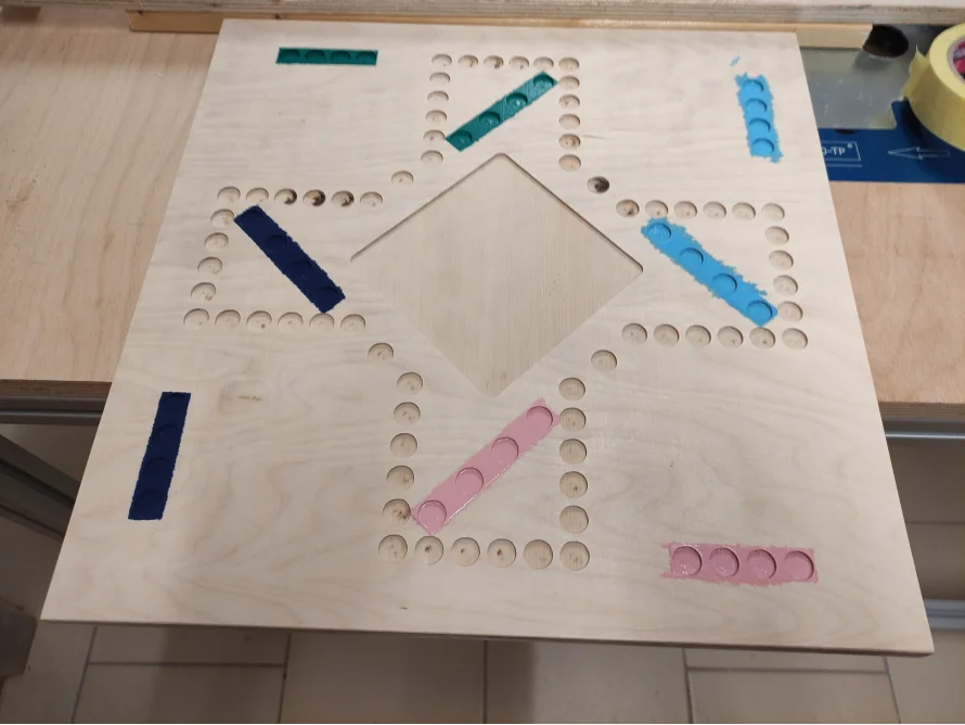 Spielbrett aus Holz mit Vertiefungen