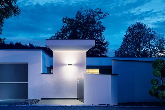 Modernes Haus mit Beleuchtung bei Nacht