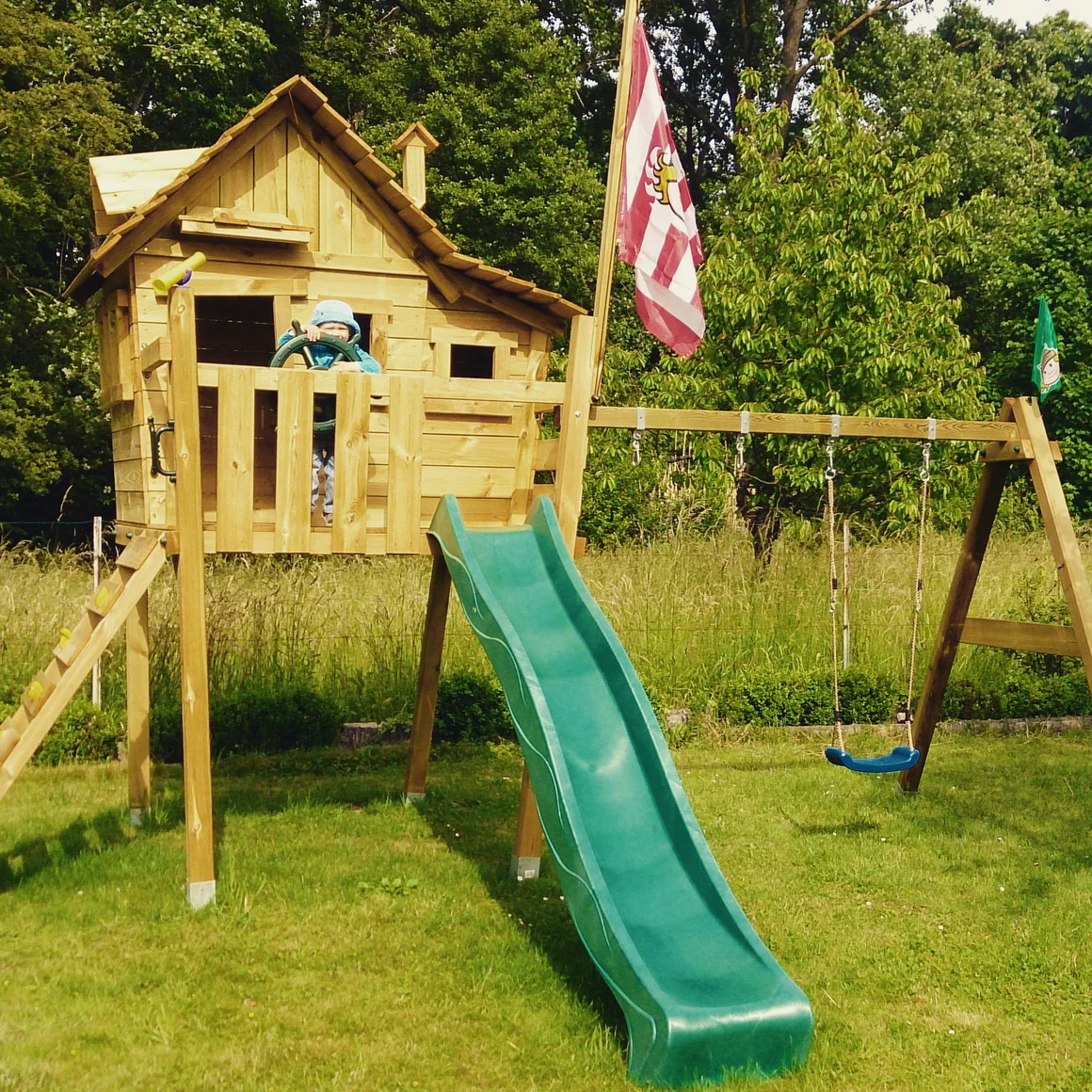 Kind auf einem Spielplatz im Garten