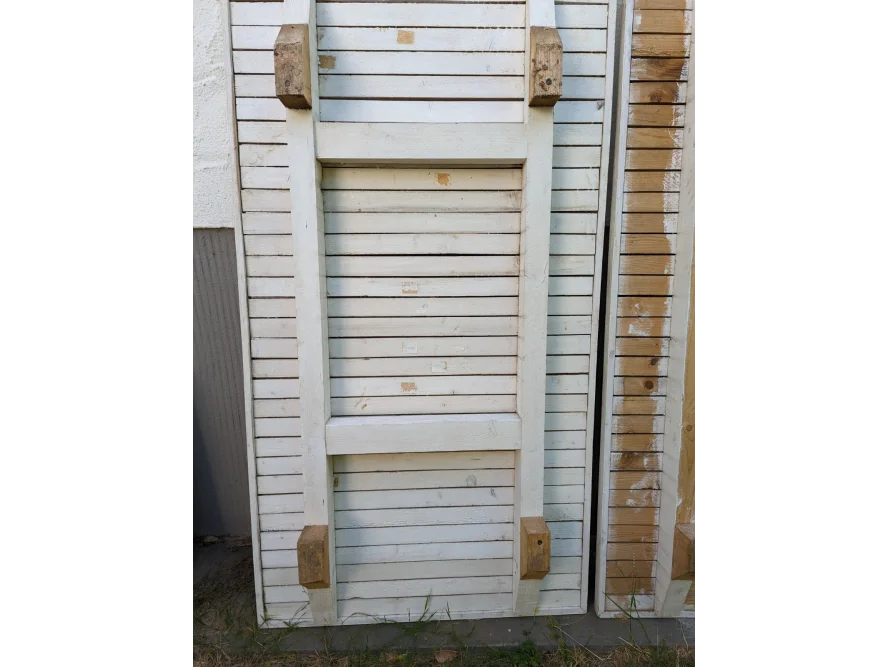 Rückseite eines weiß gestrichenen Holztisches