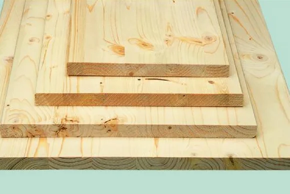 Stapel gehobelter Holzbretter