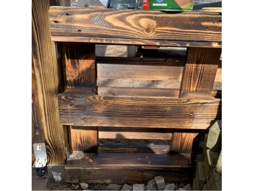 Verbranntes Holzgartenzaun