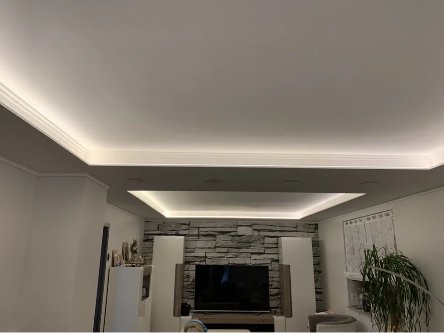 Decke eines Wohnzimmers mit LED-Beleuchtung