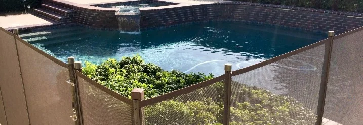 Pool mit Sicherheitszaun