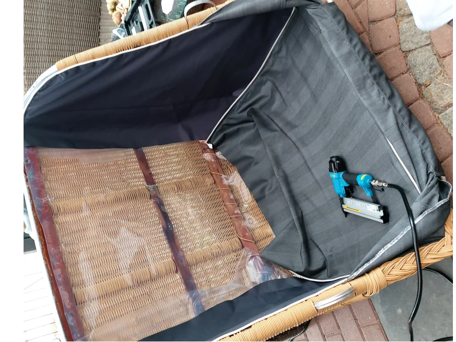 Stuhlreparatur mit einem Tacker