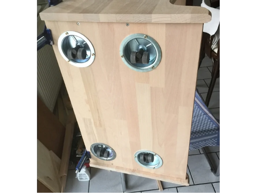 Holzplatte mit vier Rollen