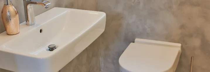 Modernes Badezimmer mit WC und Waschbecken