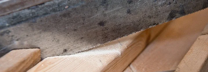 Handsäge sägt Holz