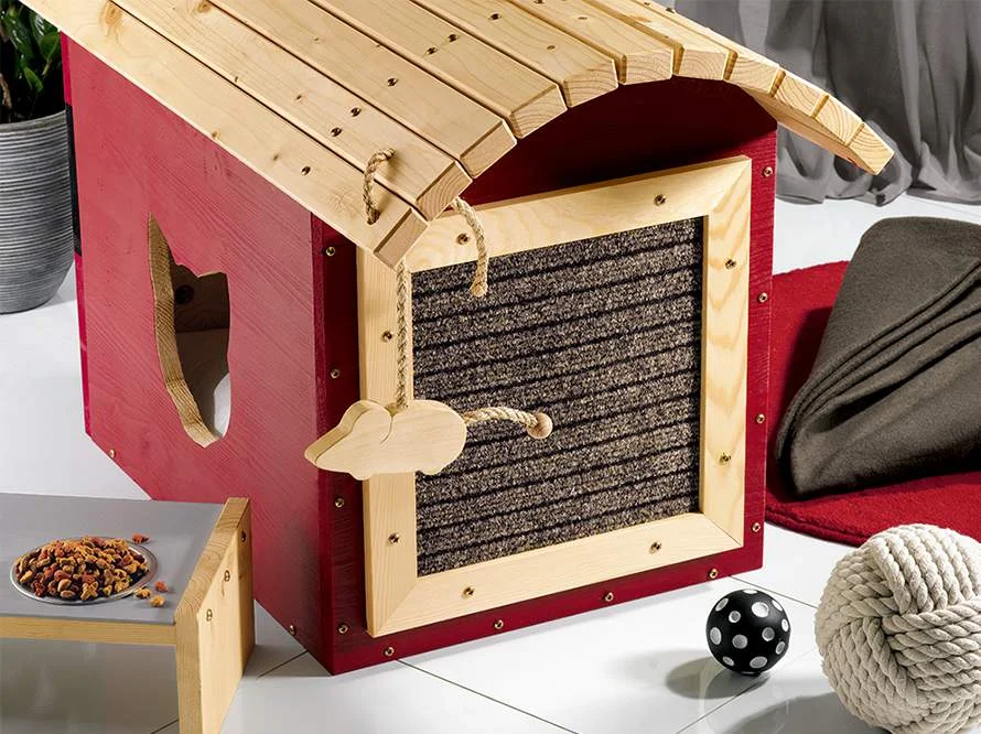 Rote Hundehütte aus Holz mit Kratzbaum