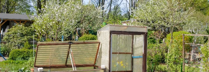 Zwei Frühbeete im Garten