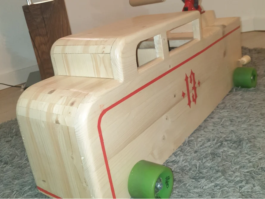 Spielzeugauto aus Holz mit Rollen