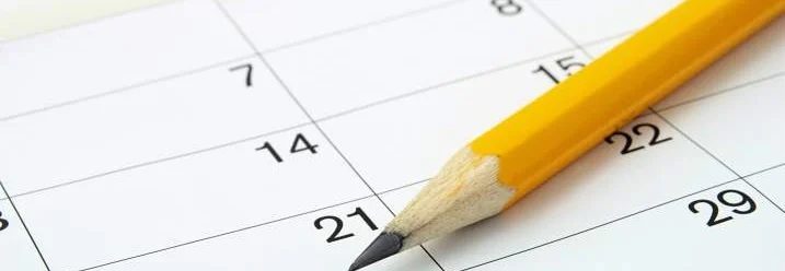 Ein Kalender mit einem Bleistift darauf.
