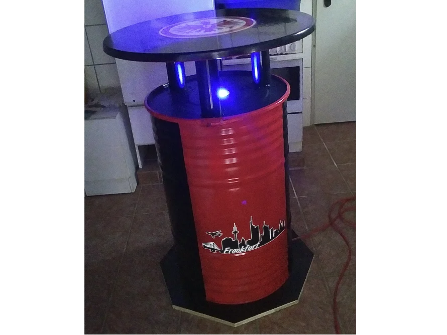 Stehtisch aus roter Tonne