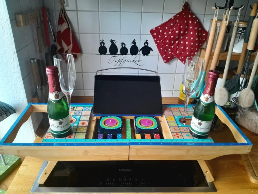 Frühstückstablett mit Sekt und Tablet