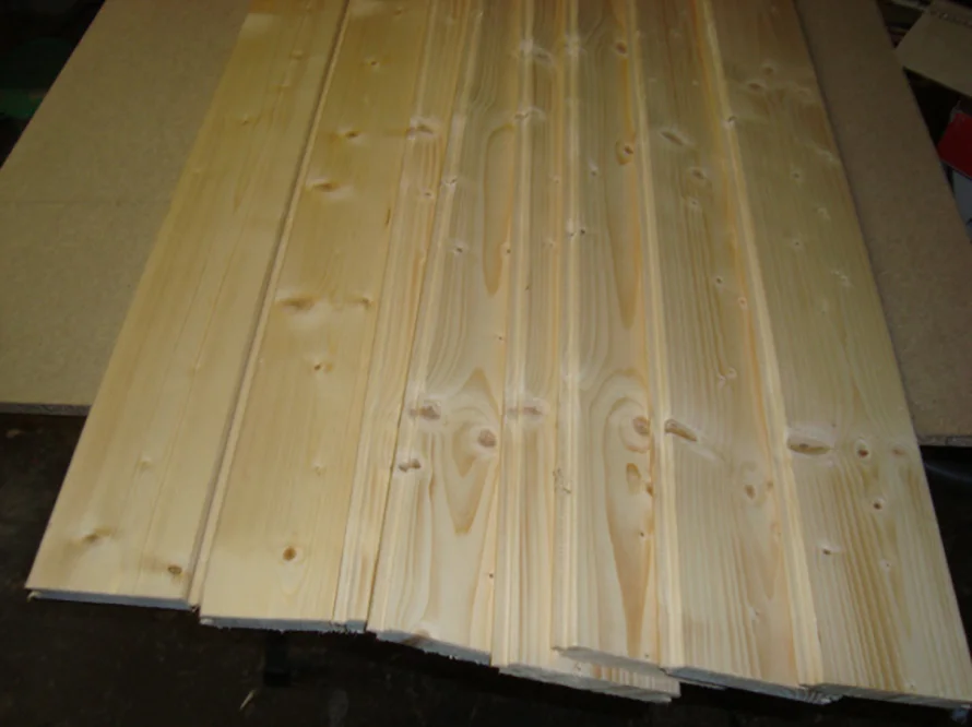 Mehrere Bretter aus hellem Holz