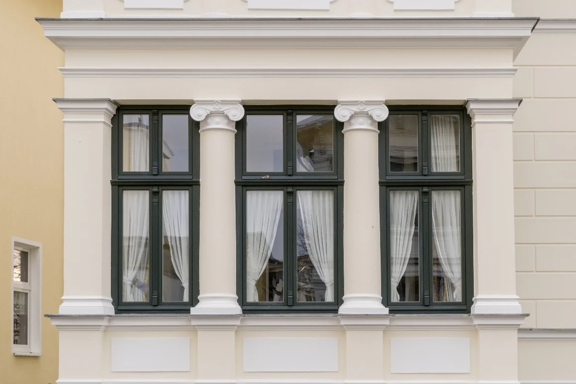 Fenster mit weißen Vorhängen