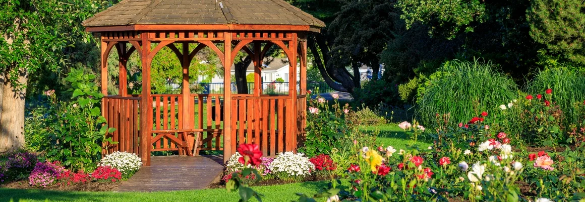 Gartenlaube in einem Rosengarten