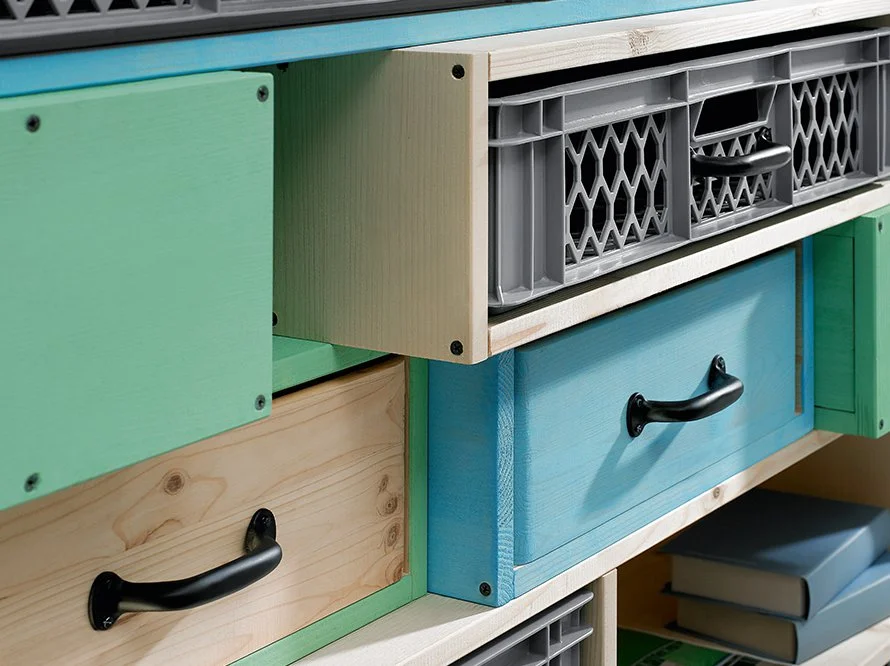 Bunte Kommode aus Holz