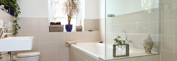 Helles Badezimmer mit Badewanne und WC