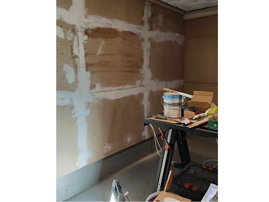 Garage mit teilweise verspachtelter Wand