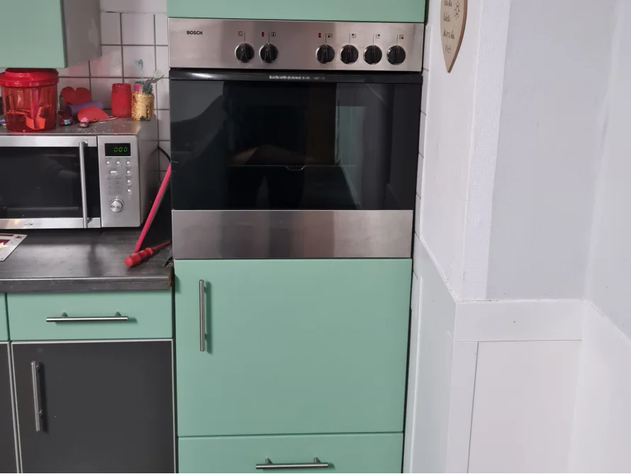 Eingebauter Backofen in einer Küche